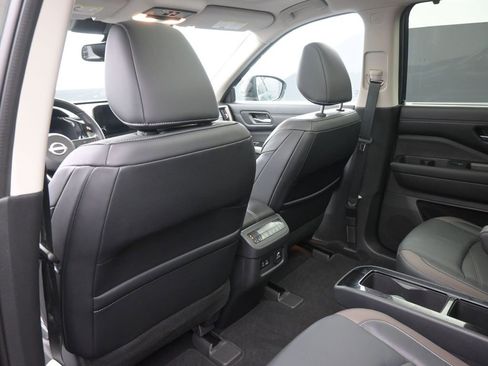 Used 2022 Nissan Pathfinder Platinum w/ Cargo Package image 10