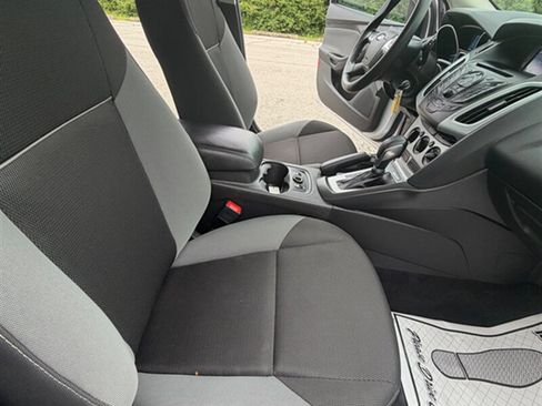 Used 2014 Ford Focus SE w/ SE Winter Package FWD image 18