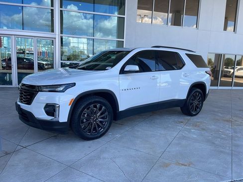 Used 2022 Chevrolet Traverse RS image 2