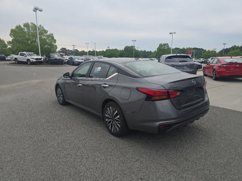 Used 2023 Nissan Altima 2.5 SV FWD image 3