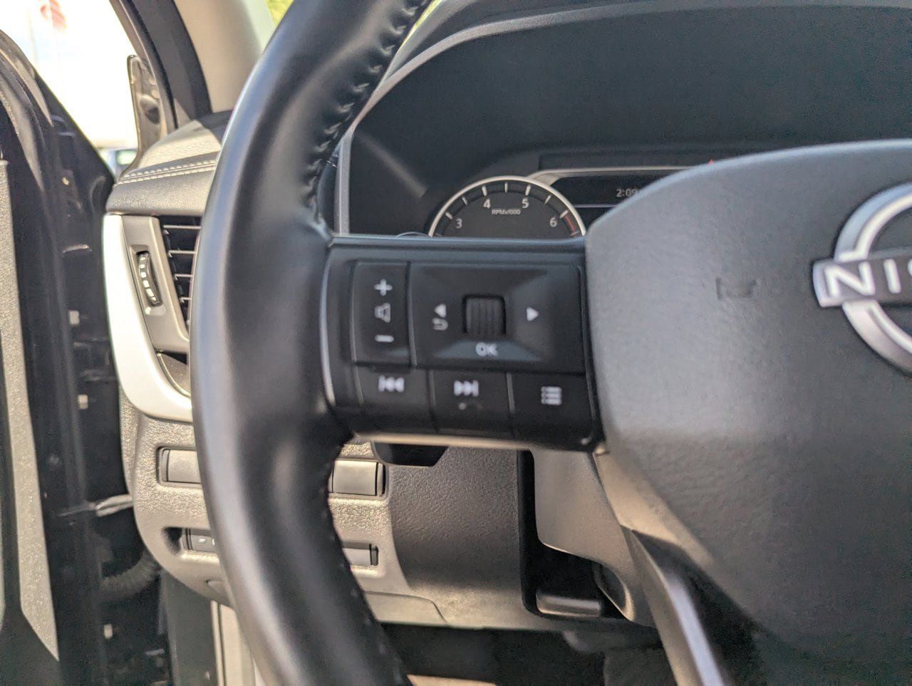Certified 2025 Nissan Rogue SV AWD/4WD image 30