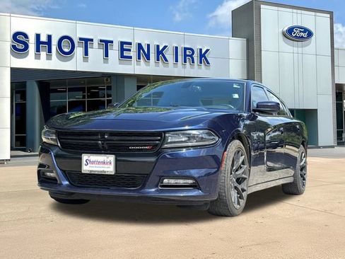 Used 2015 Dodge Charger SXT RWD image 3