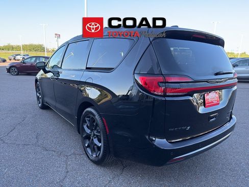 Used 2025 Chrysler Pacifica Limited FWD image 3