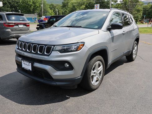 Used 2023 Jeep Compass Latitude AWD/4WD image 3