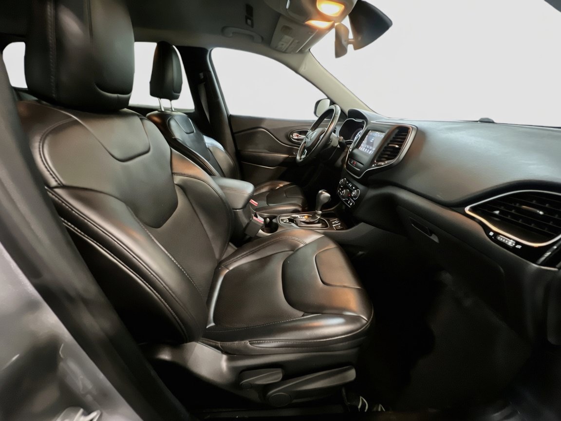 Used 2019 Jeep Cherokee Latitude Plus FWD image 20