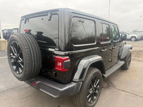 Used 2025 Jeep Wrangler Unlimited Sahara AWD/4WD image 4