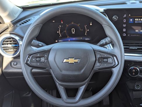 Certified 2025 Chevrolet Trax LT image 23