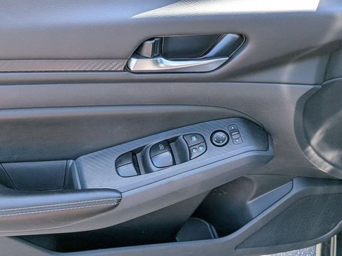 Used 2025 Nissan Altima 2.5 SV image 11