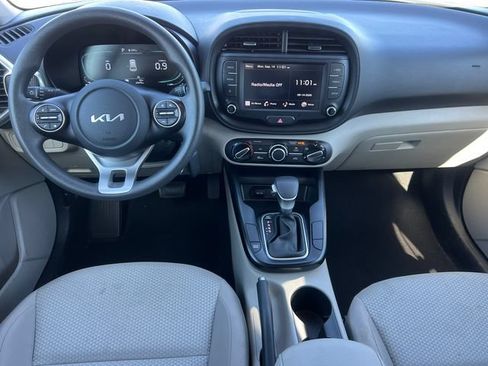 Used 2025 Kia Soul LX w/ LX Technology Package FWD image 2