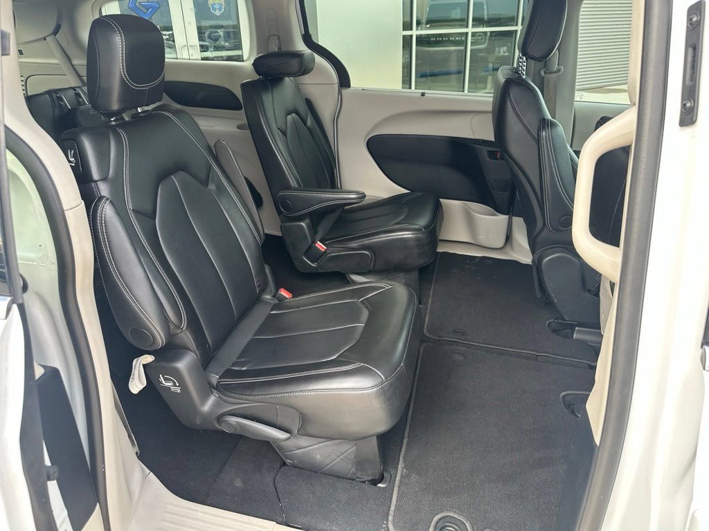 Used 2024 Chrysler Pacifica Touring-L FWD image 30