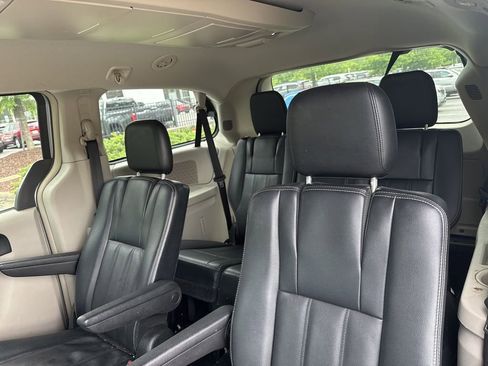 Used 2013 Chrysler Town & Country Touring FWD image 10