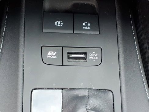 Used 2024 Toyota Venza XLE image 23