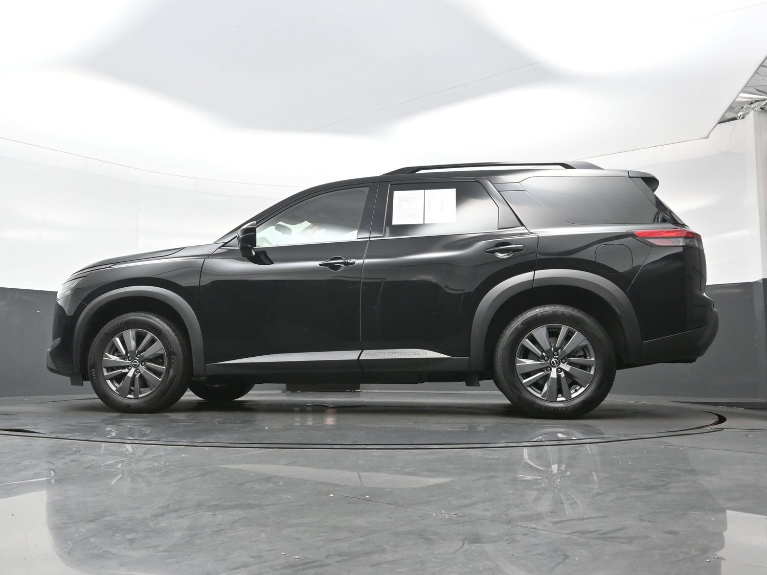 Used 2025 Nissan Pathfinder SV AWD/4WD image 32