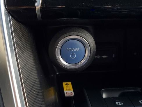 Used 2021 Toyota Venza XLE image 33