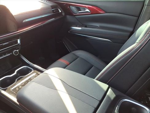 Used 2024 Chevrolet Traverse RS image 17