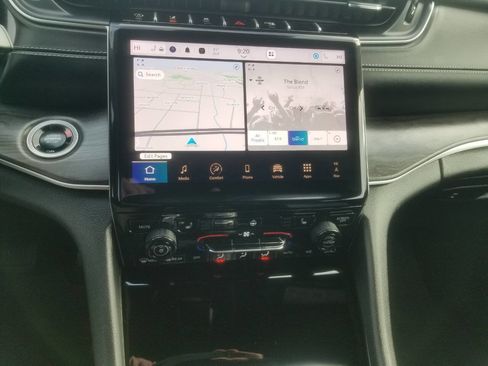 Certified 2024 Jeep Grand Cherokee Limited image 18