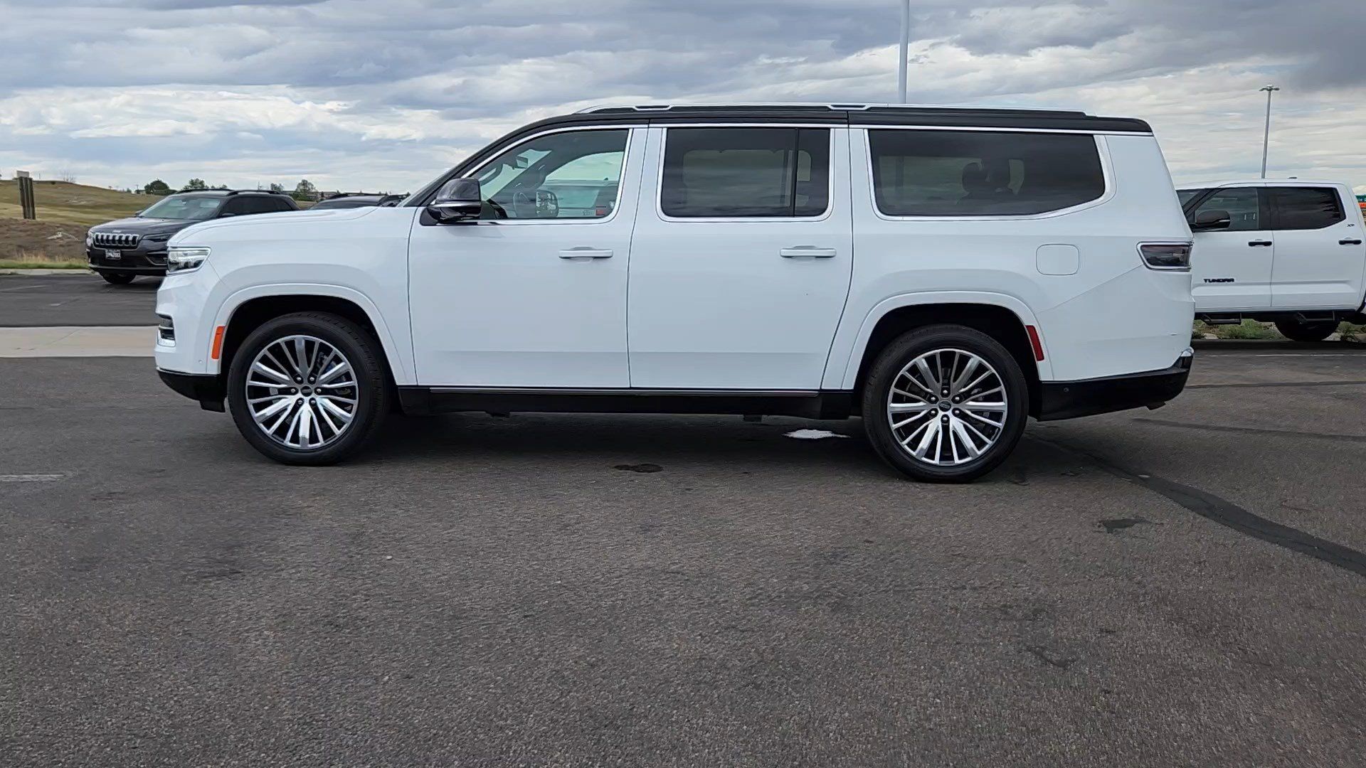 Used 2024 Jeep Grand Wagoneer L Series III AWD/4WD image 2
