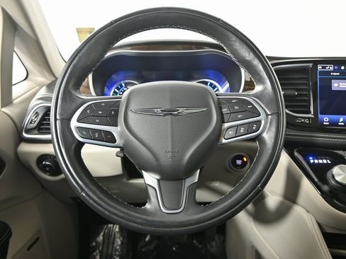 Used 2022 Chrysler Pacifica Limited image 36