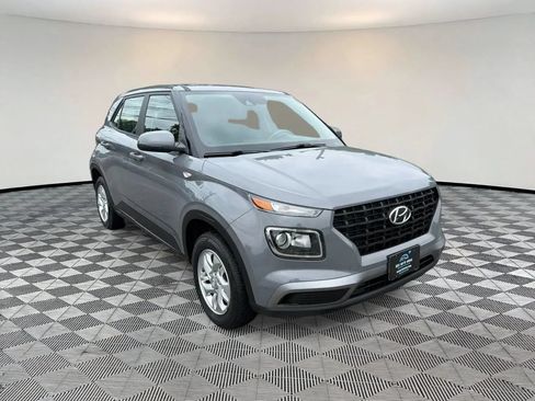 Used 2021 Hyundai Venue SE FWD image 1