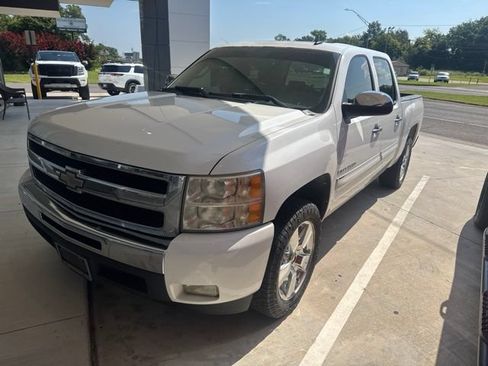Used 2011 Chevrolet Silverado 1500 LT w/ Regional Value Package RWD image 2
