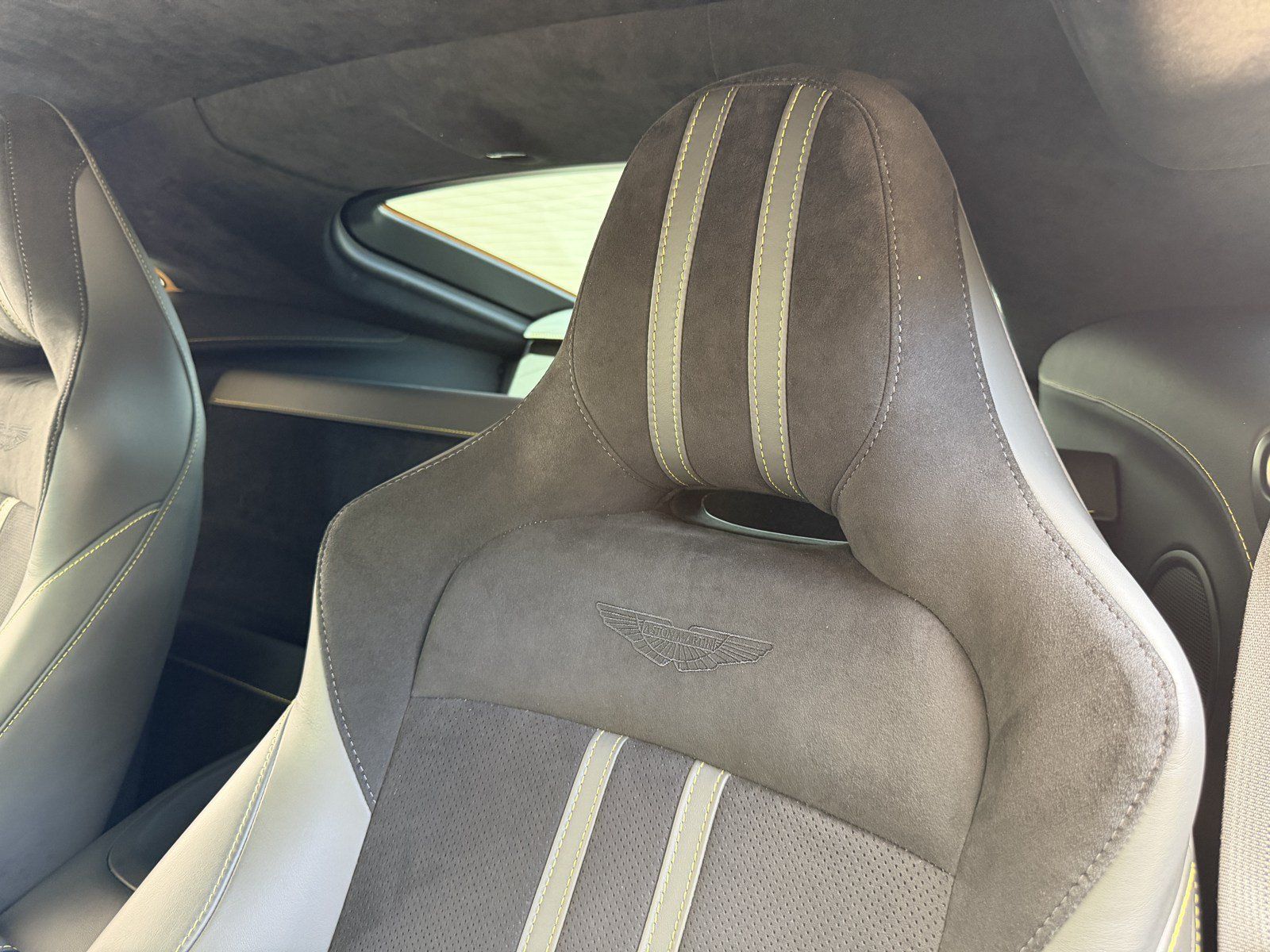 Used 2023 Aston Martin V8 Vantage Coupe RWD image 36