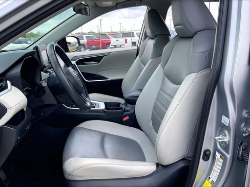Used 2021 Toyota RAV4 XLE Premium image 9