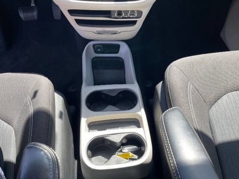 Used 2022 Chrysler Voyager LX FWD image 15
