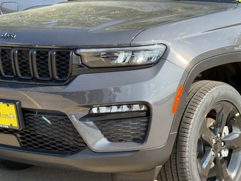 New 2025 Jeep Grand Cherokee Limited w/ Black Appearance Package image 8