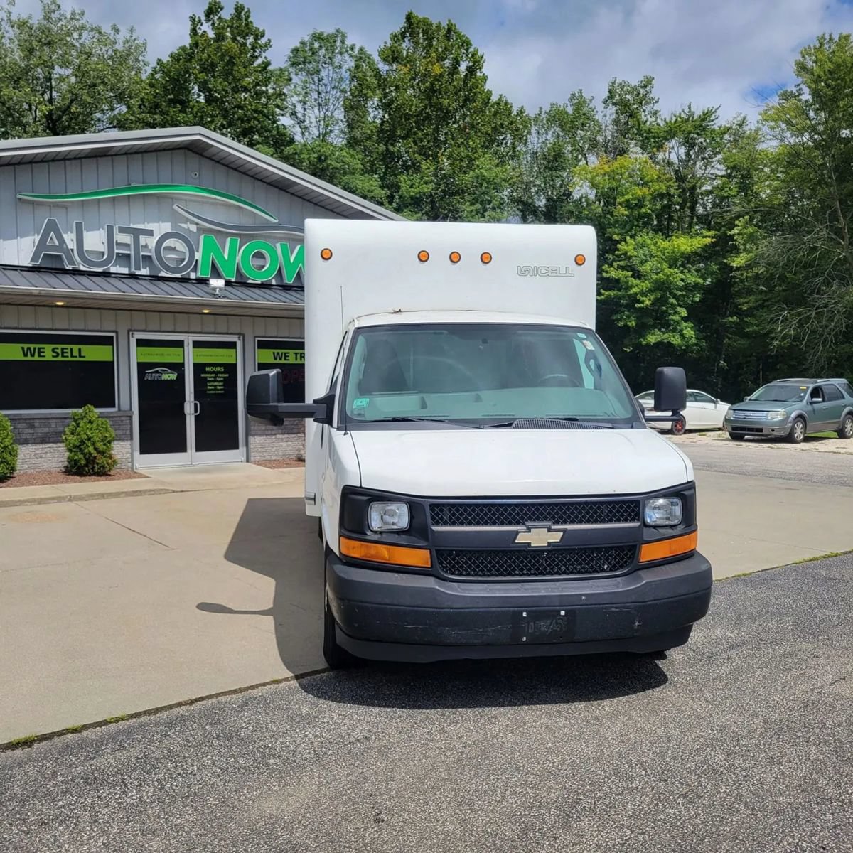 Used 2017 Chevrolet Express 3500 RWD image 2