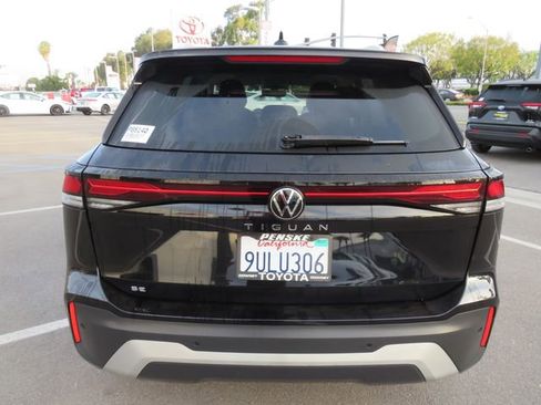 Used 2025 Volkswagen Tiguan SE image 9