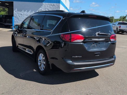 Used 2017 Chrysler Pacifica Touring-L FWD image 3