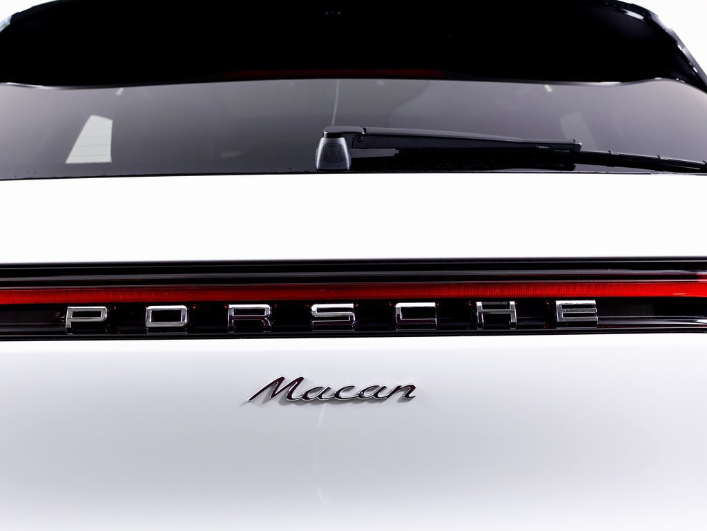 Certified 2025 Porsche Macan AWD/4WD image 18