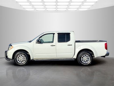 Used 2015 Nissan Frontier SV image 2