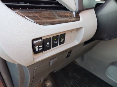 Used 2017 Toyota Sienna XLE Premium FWD image 8