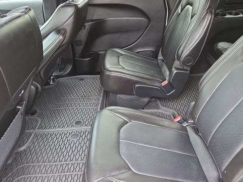 Used 2025 Chrysler Pacifica Select image 14