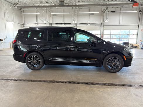 Used 2024 Chrysler Pacifica Touring-L w/ Uconnect Theater Family Group AWD/4WD image 4