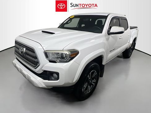Used 2017 Toyota Tacoma TRD Sport image 9