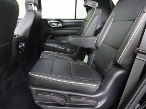 Used 2021 GMC Yukon SLT w/ SLT Premium Package image 3