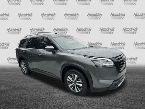 Used 2024 Nissan Pathfinder SL w/ Black Appearance Package AWD/4WD image 2