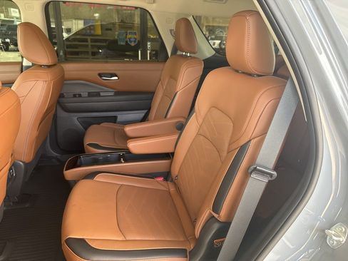 Used 2025 Nissan Pathfinder Platinum image 21