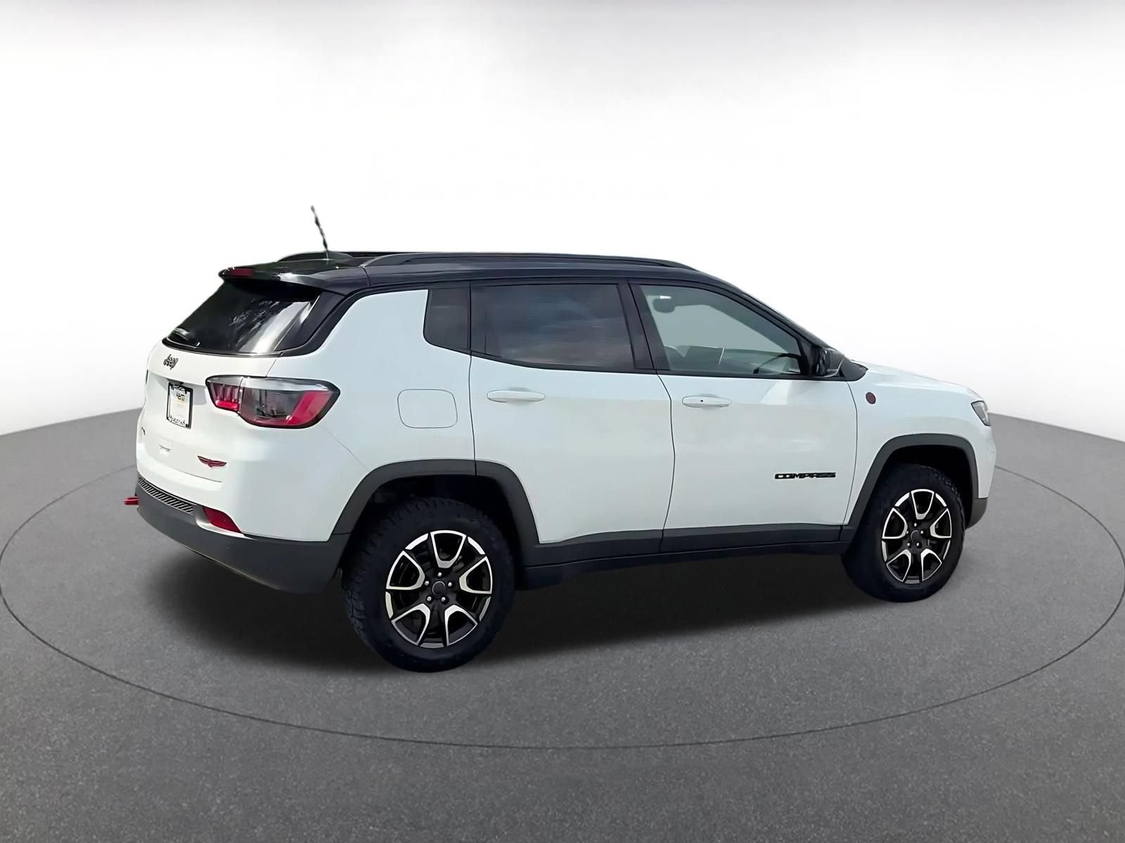 Used 2025 Jeep Compass Trailhawk AWD/4WD image 14