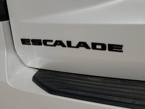 Used 2023 Cadillac Escalade ESV Premium Luxury Platinum image 8