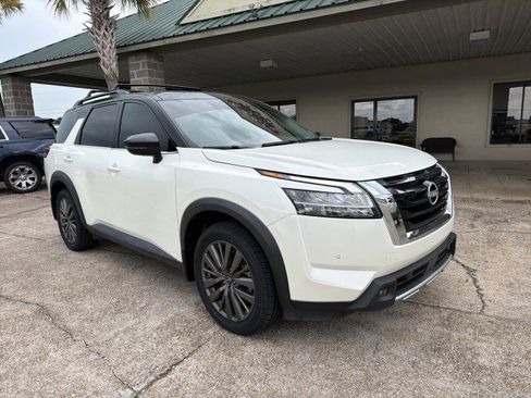 Used 2024 Nissan Pathfinder SL w/ SL Premium Package FWD image 3