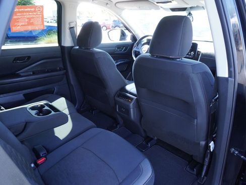 Certified 2025 Nissan Pathfinder SV FWD image 11