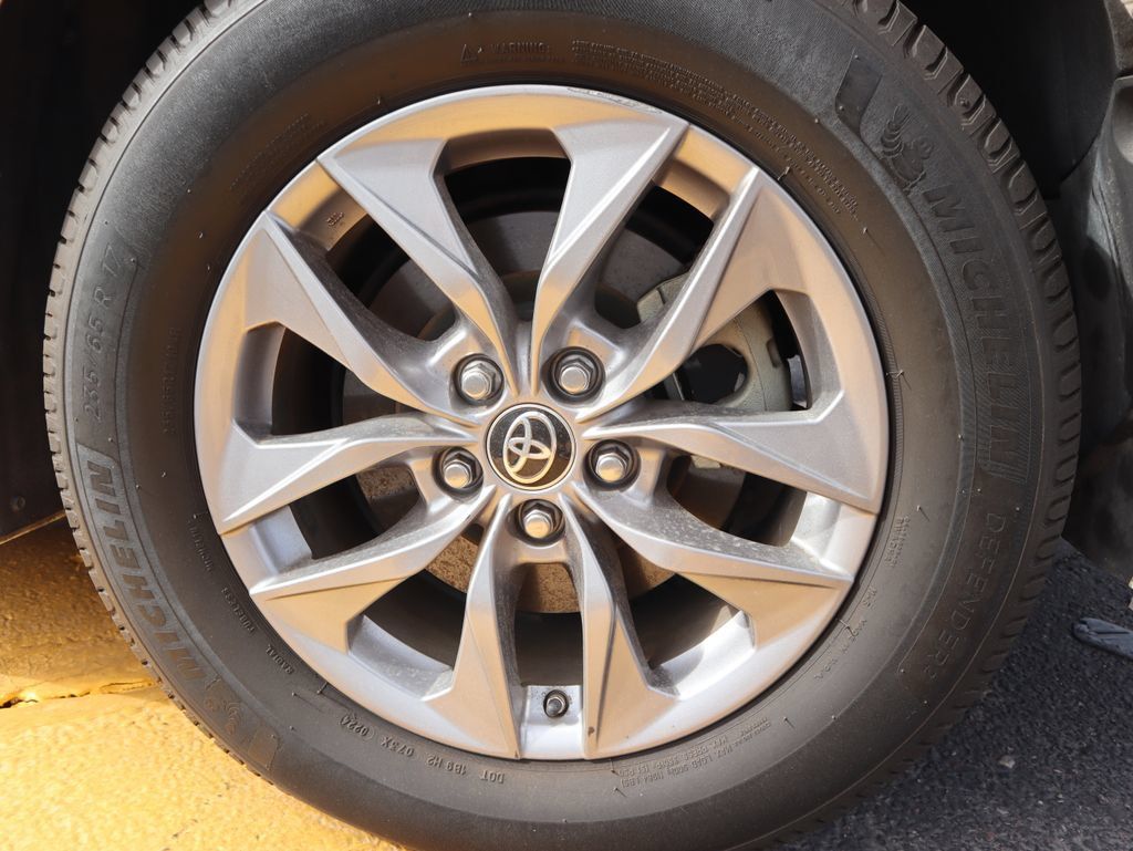 Used 2021 Toyota Sienna XLE FWD image 17