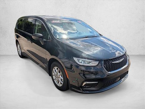 Used 2023 Chrysler Pacifica Touring-L FWD image 3