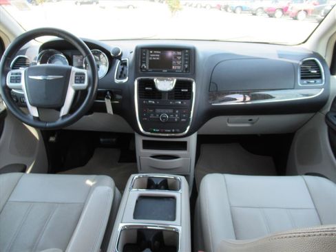 Used 2014 Chrysler Town & Country Touring image 13