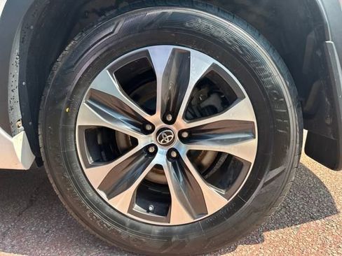 Used 2022 Toyota Highlander XLE image 30