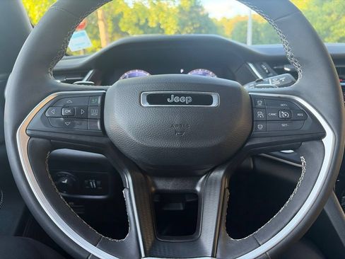 Used 2023 Jeep Grand Cherokee Altitude AWD/4WD image 11