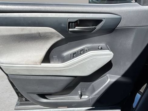 Used 2024 Toyota Highlander LE FWD image 16